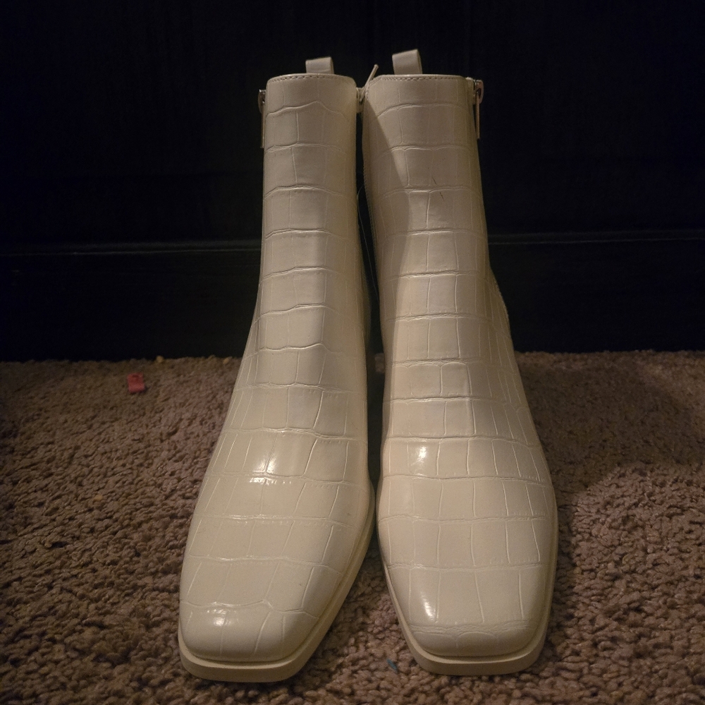 NWT FOREVER 21 Booties